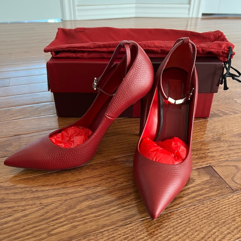 BNIB - never worn - Valentino heels